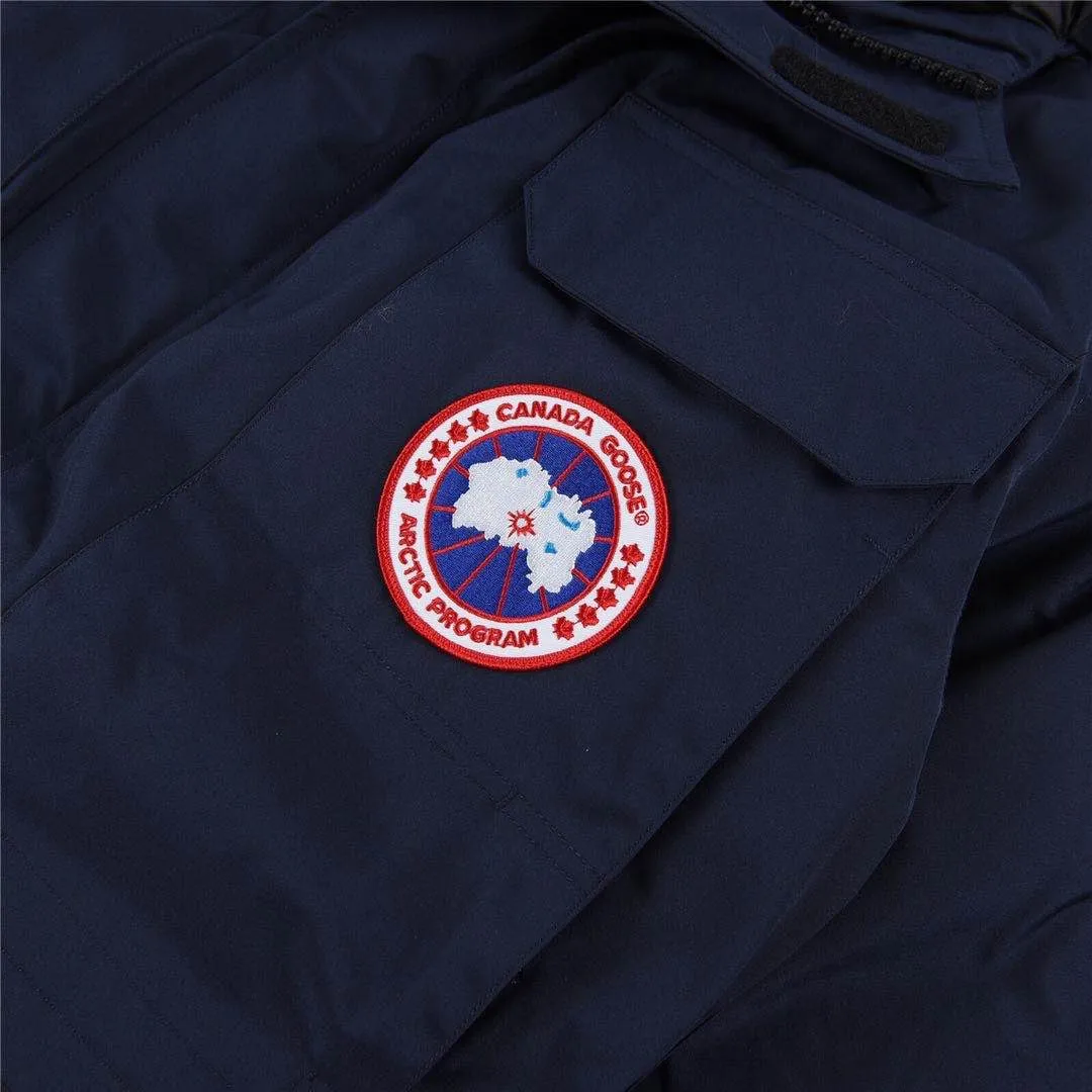 P780 with dust bag) Canada Goose Canada Goose #Expedition expedition parka classic down jacket ➖ Imported 21-count polyester-cotton blended original fabric [last year’s 16-count/18-count hard fabrics have been completely eliminated, this year all use 21-count genuine synchronized fabrics, the soft mid-band feels delicate and textured], genuine synchronized Feather-Light 10D waterproof coated fabric, made of 84.5% polyester fiber and 15.5% cotton, 100% the best feel in the entire network! ➖ The genuine official website is synchronized with the national standard 80 white duck down, you can check the official website customer service, there will never be a series of misleading claims such as 90 down or goose down! ➖ Using the best nylon lining with double double-layer sealing design, velvet-proof No. 7 needle + grid-filled down ready-made garments, there is 100% no so-called velvet running! ➖ The cuffs are designed with thickened seamless threads, and the collar and pockets are lined with top-quality polar fleece to keep you warm and comfortable! ➖ Yoshida YKK provides original custom-made electroplated sliders. YKK two-way lockable zippers are tight and smooth and will not peel off paint! ➖ 3M composite guarantees that the Velcro is the same as the original, durable, and all accessories and hardware are custom-made! ➖ Imported BEHRINGER embroidery machine to customize the 10,000-needle embroidery logo, 98% of which can be reproduced to restore the original logo. You can check and compare on the official website! ➖ The fur collars are all made of large pieces of Western Canadian blue wolf hide, ensuring that each fur collar is 13-15cm wide! 08 models for men and women SIZE: XS S M L XL XXL
